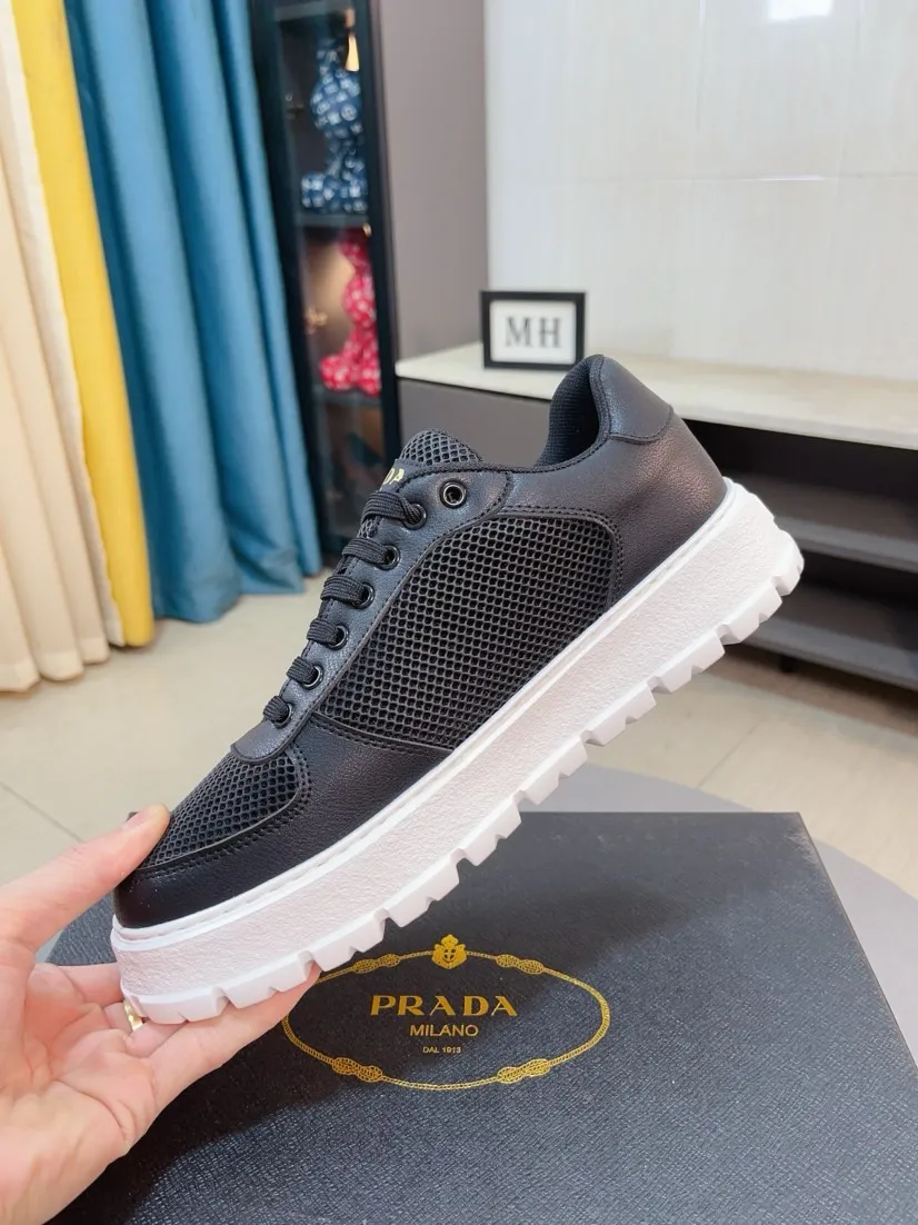 Men's shoes 💰440🌹🌹Prada 〈prada〉 luxury and fashionable high-end products ✊🔥The perfect last shape and top-notch handcrafting make this shoe immediately create a strong aristocratic atmosphere. Imported first-layer cowhide with brogue carving crafts💋Genuine leather lining🎶Rubber combination outsole specially imported from France for leather shoes😍Color: Mysterious Black☕️Size 38～44